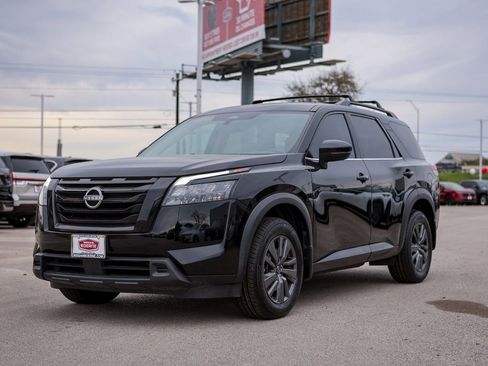 Used 2023 Nissan Pathfinder SV w/ Black Appearance Package image 7