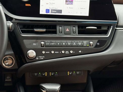 Used 2025 Lexus ES 300h w/ Premium Package image 19