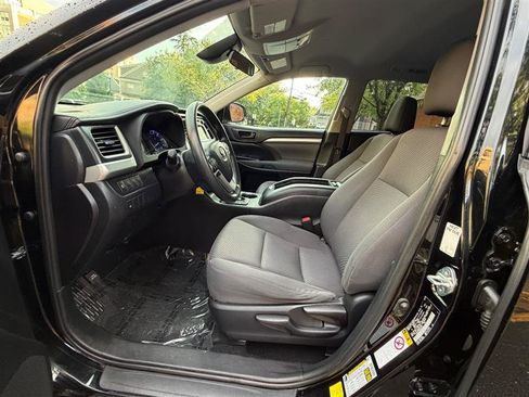 Used 2019 Toyota Highlander LE AWD/4WD image 35