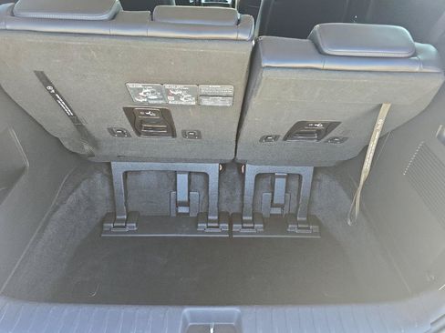 Used 2025 Kia Carnival FWD image 5