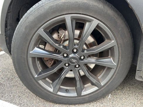 Used 2017 Ford Explorer XLT w/ XLT Appearance Package image 6