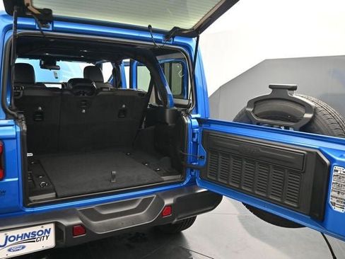 Used 2025 Jeep Wrangler Unlimited Sahara AWD/4WD image 16