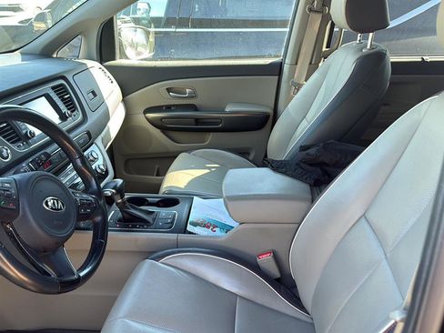 Used 2017 Kia Sedona LX w/ LX Essentials Premium Package image 8