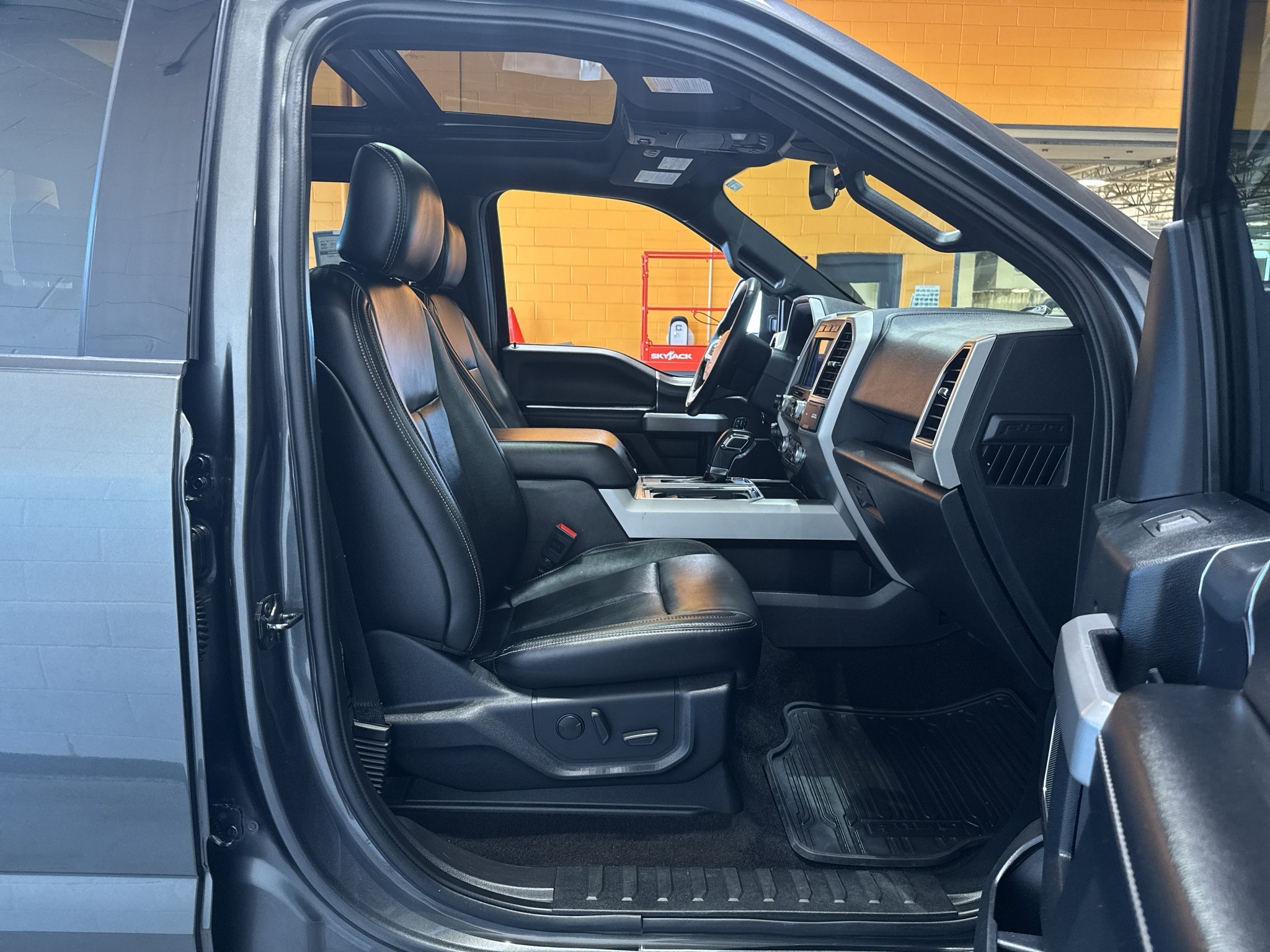 Used 2020 Ford F150 Lariat w/ Equipment Group 502A Luxury AWD/4WD image 20