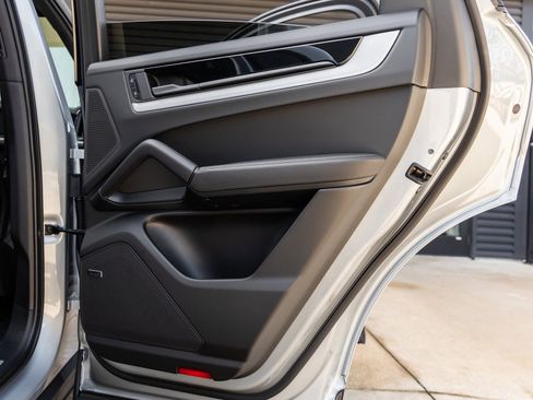 Certified 2025 Porsche Cayenne Coupe image 33