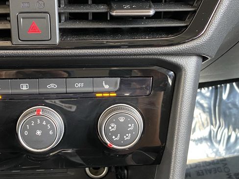 Certified 2023 Volkswagen Taos SE FWD image 33
