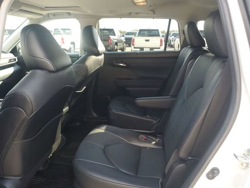 Used 2021 Toyota Highlander XLE image 23