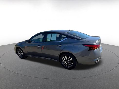Used 2025 Nissan Altima 2.5 SV FWD image 10
