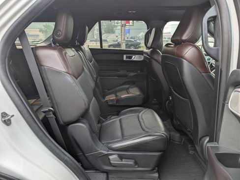 Used 2020 Ford Explorer Platinum w/ Premium Technology Package AWD/4WD image 17