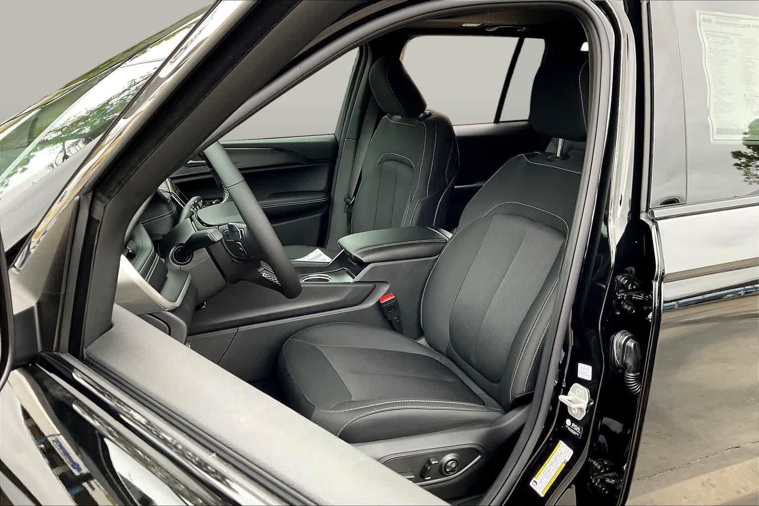 New 2025 Jeep Grand Cherokee Laredo X w/ Luxury Tech Group I AWD/4WD image 9