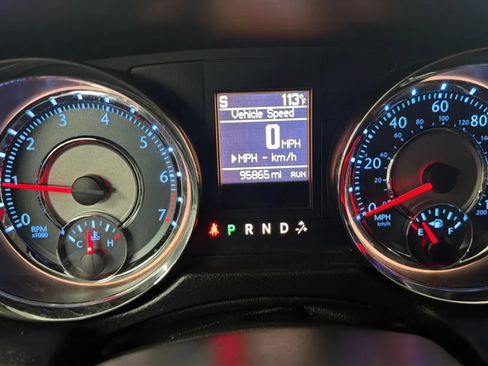 Used 2016 Chrysler Town & Country Limited FWD image 11