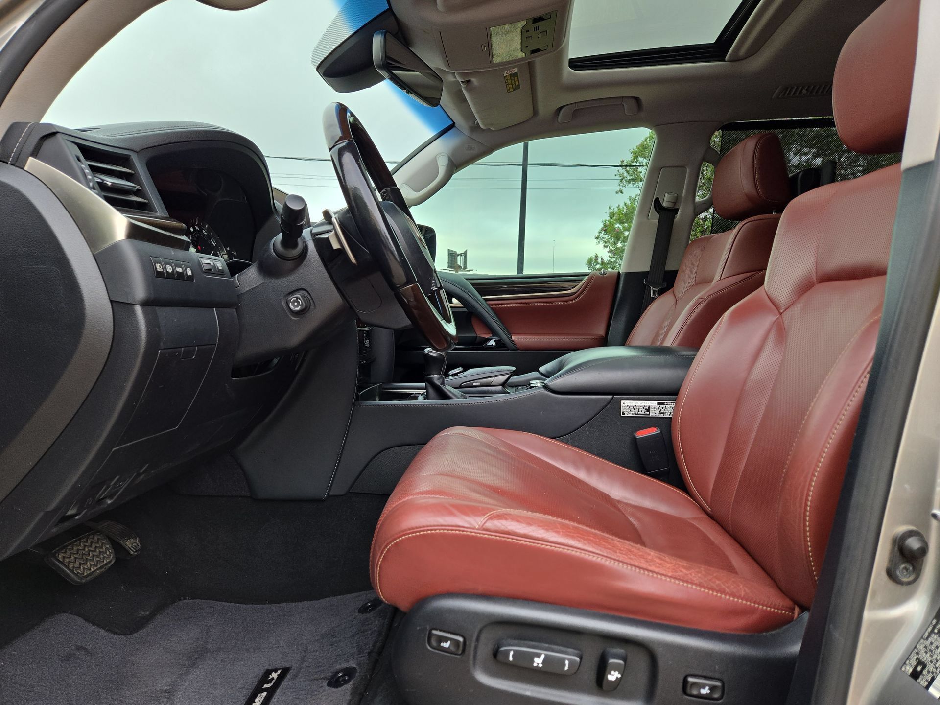 Used 2019 Lexus LX 570 4WD w/ Luxury Package image 16