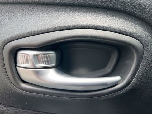 Used 2020 Jeep Renegade Latitude FWD image 11