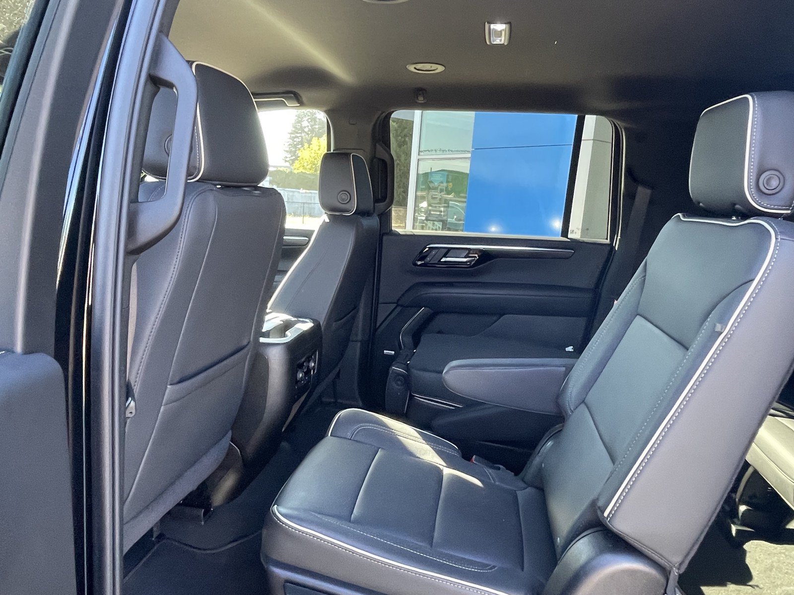 Used 2025 Chevrolet Suburban Premier AWD/4WD image 14