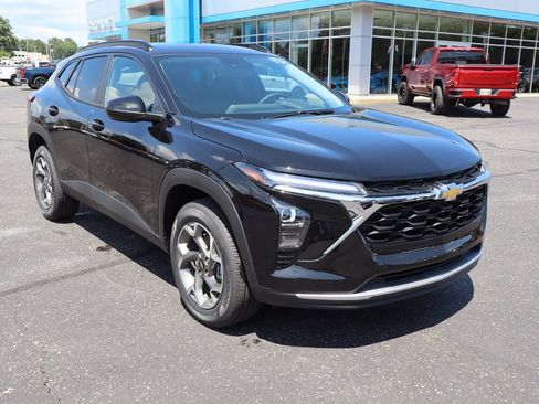 New 2026 Chevrolet Trax LT w/ LT Convenience Package FWD image 2