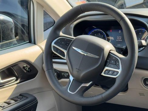 Used 2024 Chrysler Pacifica Touring-L FWD image 15