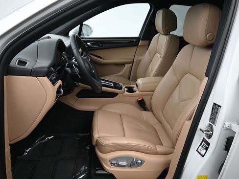 Certified 2023 Porsche Macan image 10