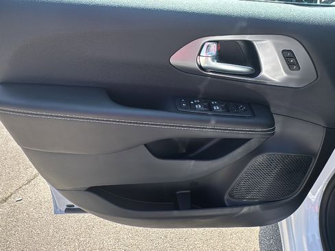 New 2026 Chrysler Pacifica Select image 11