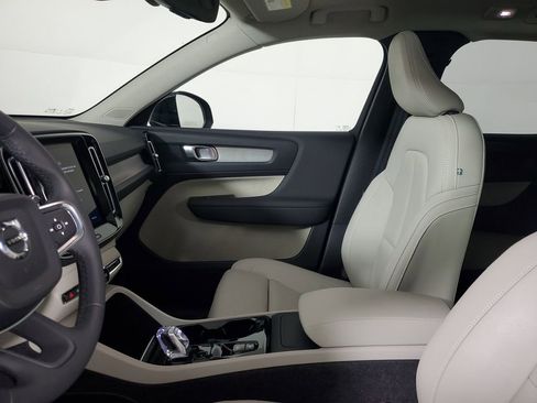 Certified 2025 Volvo XC40 B5 Plus image 24