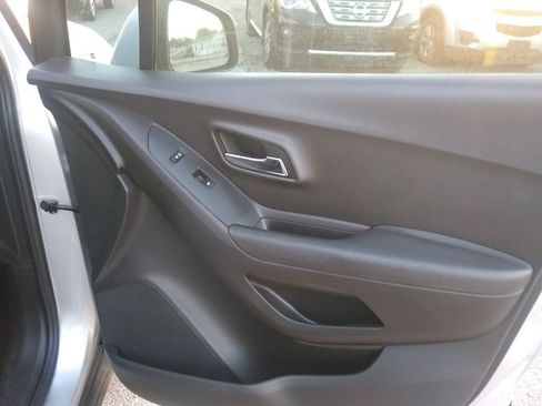Used 2018 Chevrolet Trax LS image 33