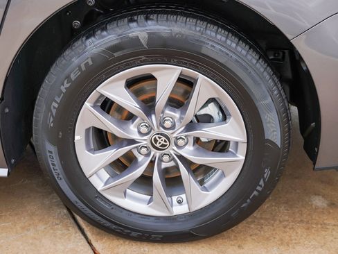 Used 2024 Toyota Sienna LE image 13