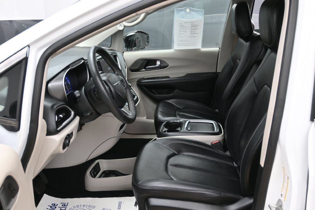 Used 2024 Chrysler Pacifica Touring-L FWD image 11