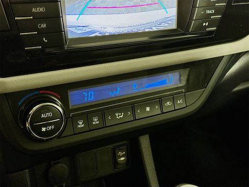 Used 2015 Toyota Corolla LE image 13