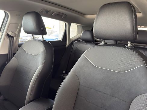 New 2026 Volkswagen Taos SE image 12