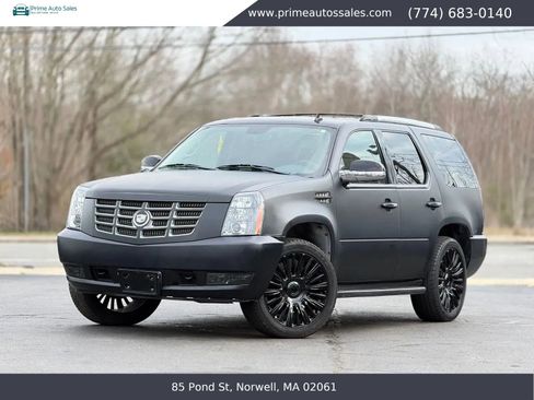 Used 2011 Cadillac Escalade AWD w/ Touring Package image 4