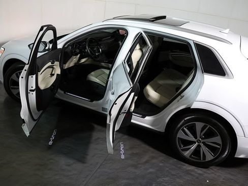 Used 2024 Audi Q8 e-tron Premium Plus w/ Premium Plus Package AWD/4WD image 5
