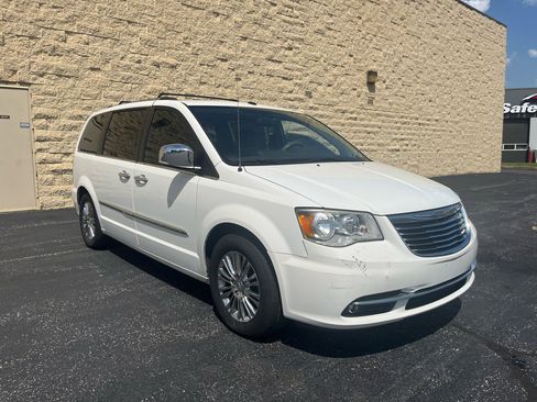Used 2011 Chrysler Town & Country Limited image 7