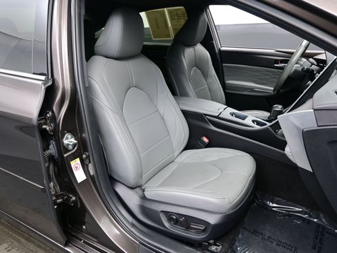 Used 2019 Toyota Avalon Limited image 14