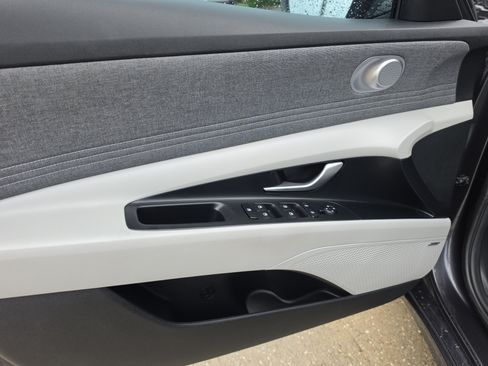 Used 2022 Hyundai Elantra Limited w/ Cargo Package FWD image 17