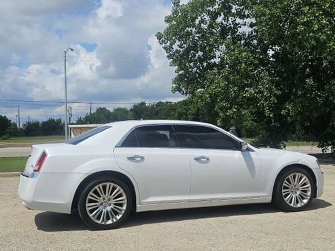 Used 2014 Chrysler 300 C RWD image 4