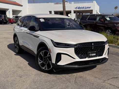 Used 2025 Lincoln Nautilus Premier w/ Jet Appearance Package image 2