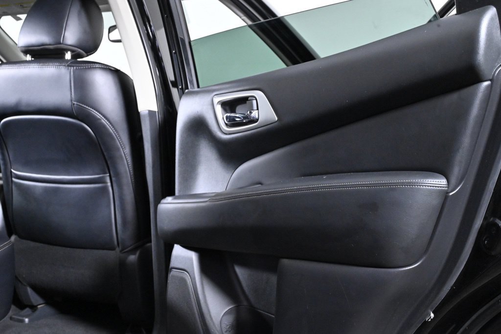 Used 2020 Nissan Pathfinder Platinum AWD/4WD image 40