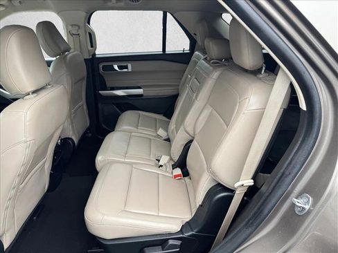 Used 2021 Ford Explorer XLT w/ Equipment Group 202A image 16