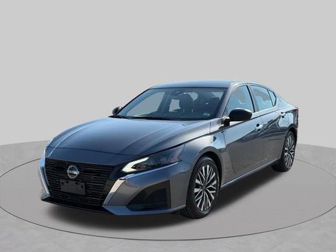 Used 2024 Nissan Altima 2.5 SV FWD image 13