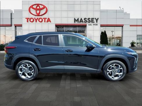 Used 2025 Chevrolet Trax LT FWD image 2