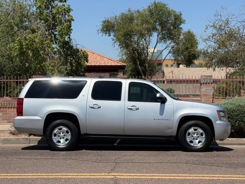 Used 2013 Chevrolet Suburban LT RWD image 9