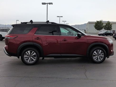 Used 2023 Nissan Pathfinder SL FWD image 12