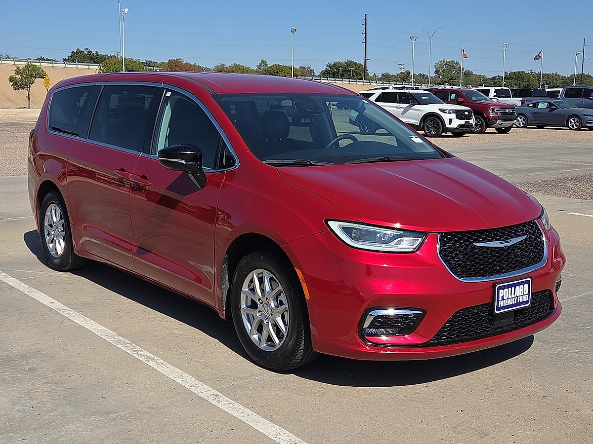 Used 2024 Chrysler Pacifica Touring-L FWD image 7