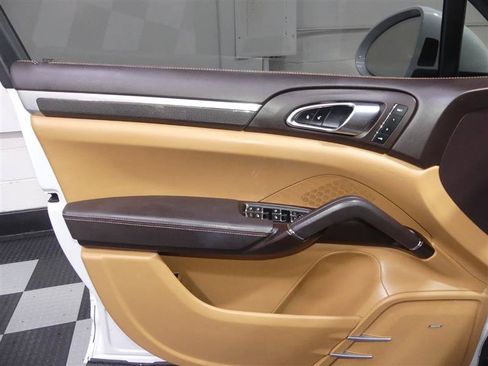 Used 2016 Porsche Cayenne GTS AWD/4WD image 18
