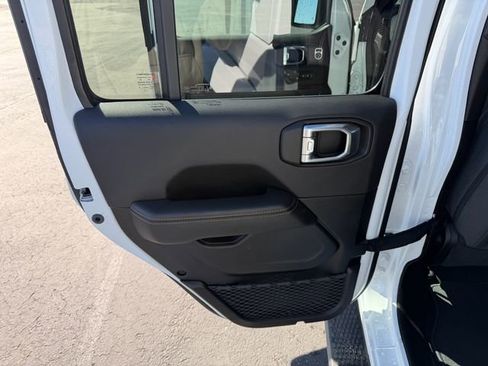 Used 2025 Jeep Wrangler Unlimited Sahara image 25