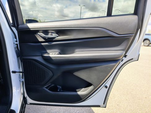 Used 2023 Jeep Grand Cherokee L Laredo AWD/4WD image 15