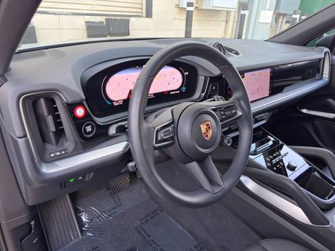 Used 2025 Porsche Cayenne E-Hybrid w/ Premium Package Plus AWD/4WD image 14