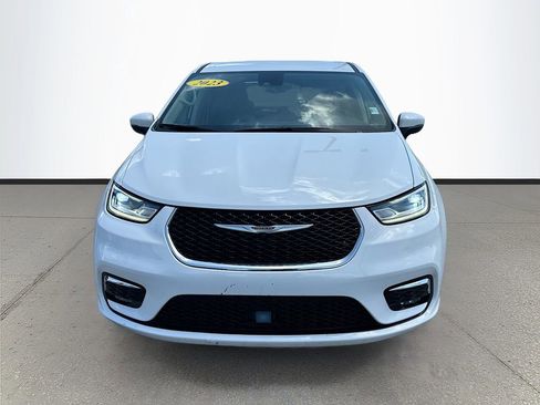 Used 2023 Chrysler Pacifica Touring-L FWD image 2