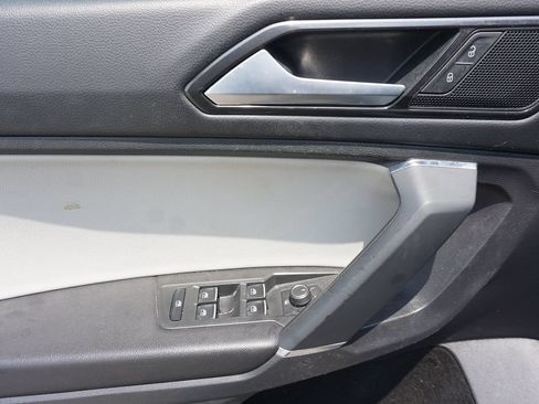 Used 2018 Volkswagen Tiguan SE w/ Panoramic Sunroof Package FWD image 3