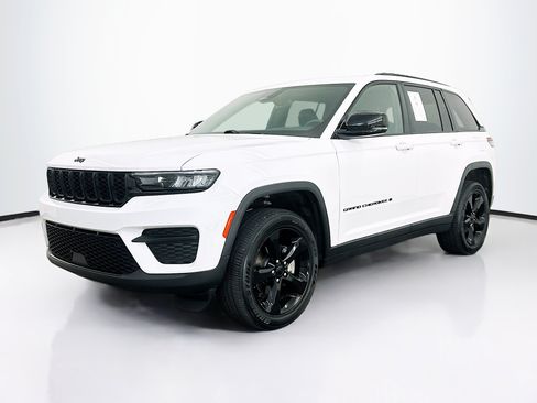 Used 2023 Jeep Grand Cherokee Altitude AWD/4WD image 3