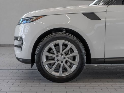 Used 2025 Land Rover Range Rover Sport SE AWD/4WD image 4
